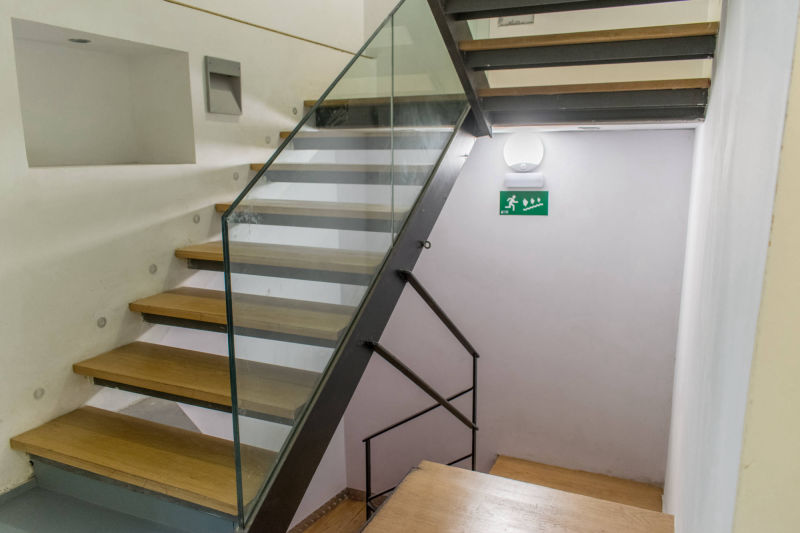 Escaleras interiores de los trasteros y taquillas en alquiler Hábiko