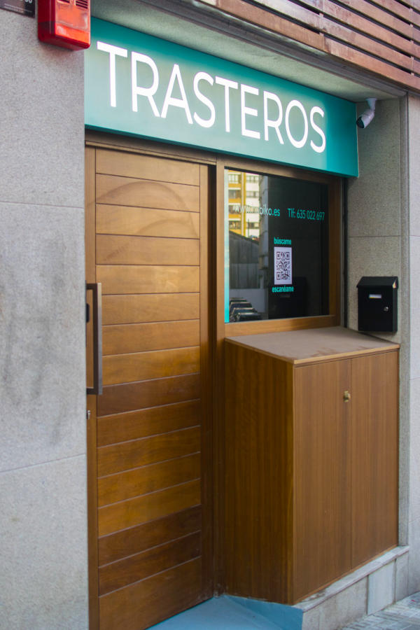 Fachada y puerta de los trasteros y taquillas en alquiler en el centro de Coruña